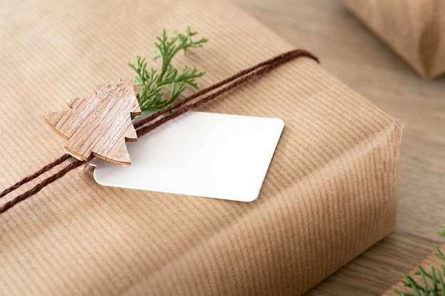 Festliches Stillleben weihnachtlich verpacktes Geschenksortiment