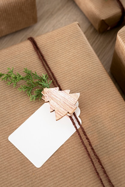 Festliches Stillleben weihnachtlich verpacktes Geschenksortiment