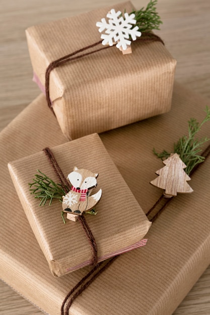 Kostenloses Foto festliches stillleben weihnachtlich verpacktes geschenksortiment