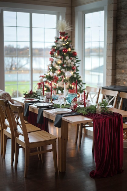 Festliches weihnachtlich dekoriertes Abendessen