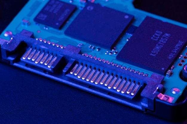 Festplattenkomponenten mit hohem Winkel in blauem Licht