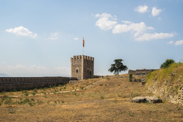Festung Skopje, umgeben von Gras und Bäumen unter Sonnenlicht in Nordmakedonien