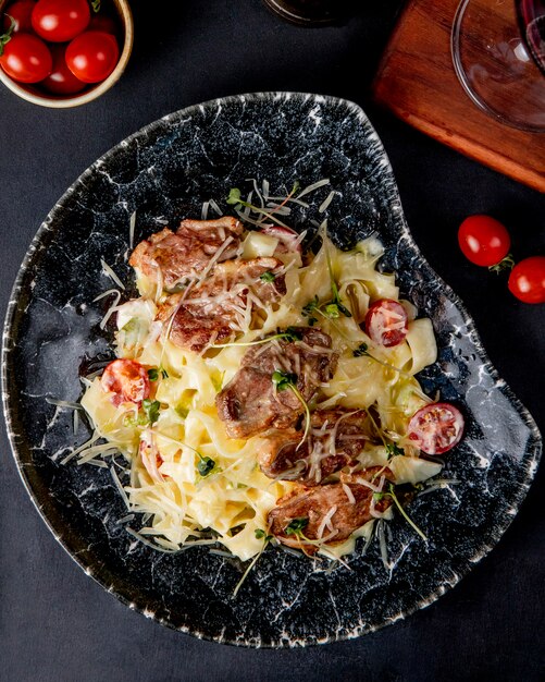 Fettuccine mit Hühnerparmesan-Tomaten-Draufsicht