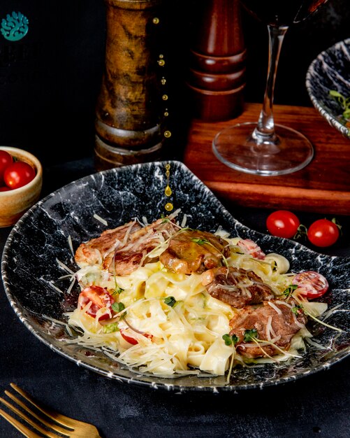 Fettuccine mit Hühnerparmesan-Tomaten-Seitenansicht