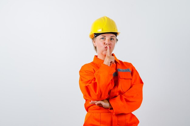 Feuerwehrfrau in ihrer Uniform mit Schutzhelm