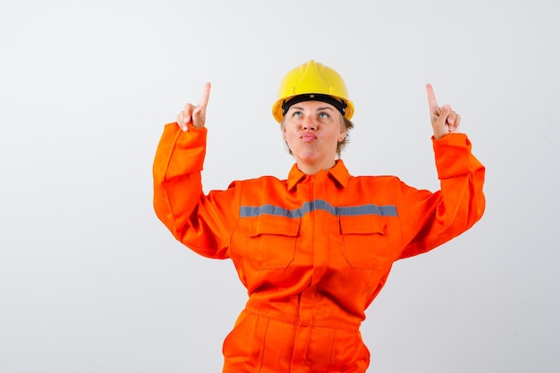 Feuerwehrfrau in ihrer Uniform mit Schutzhelm