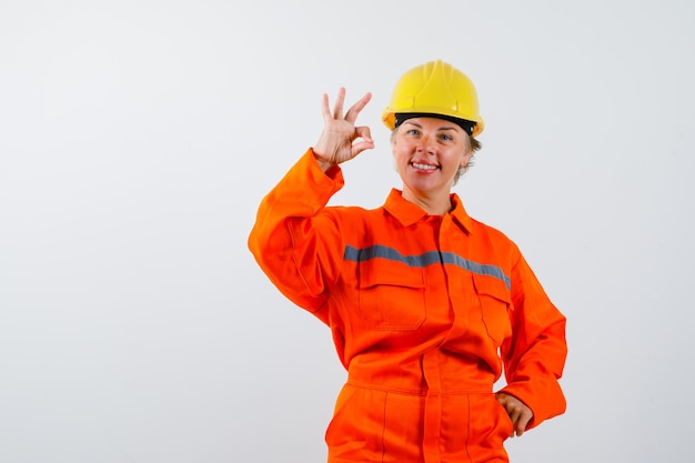 Feuerwehrfrau in ihrer Uniform mit Schutzhelm