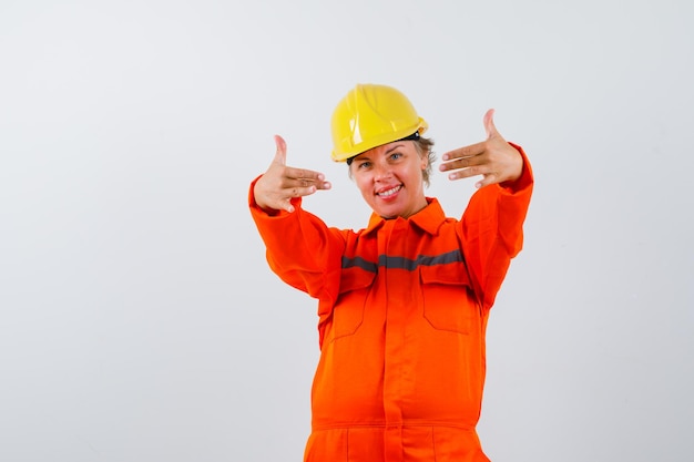 Feuerwehrfrau in ihrer Uniform mit Schutzhelm