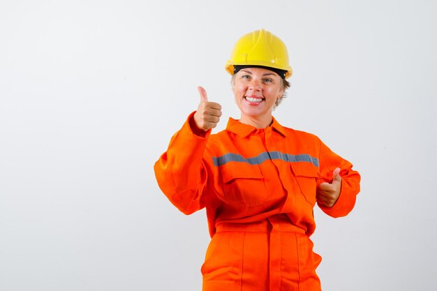 Feuerwehrfrau in ihrer Uniform mit Schutzhelm