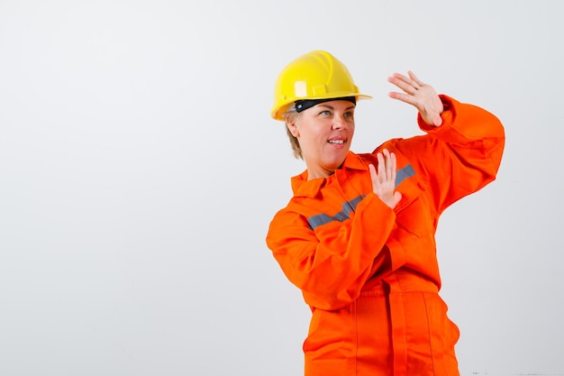 Feuerwehrfrau in ihrer Uniform mit Schutzhelm