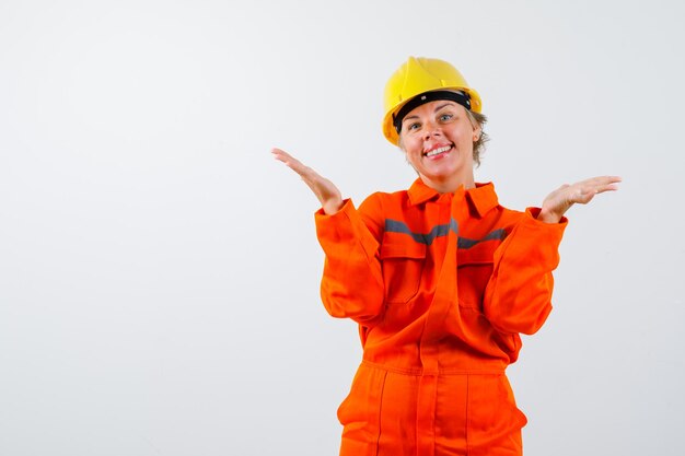 Feuerwehrfrau in ihrer Uniform mit Schutzhelm