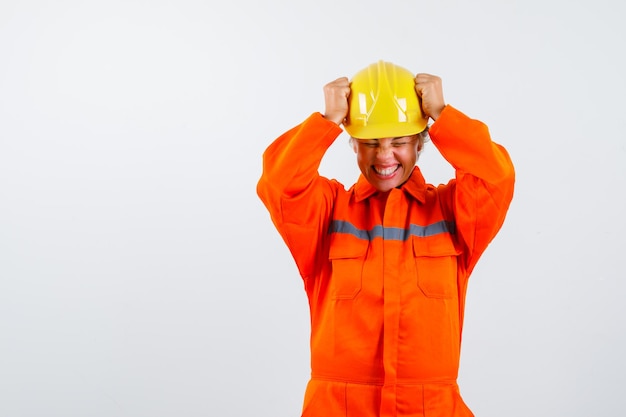 Kostenloses Foto feuerwehrfrau in ihrer uniform mit schutzhelm