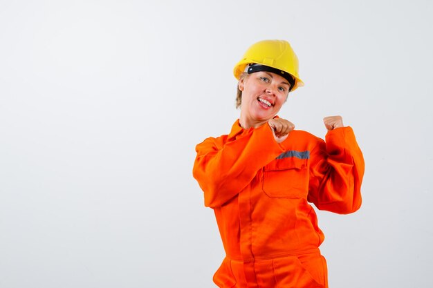 Feuerwehrfrau in ihrer Uniform mit Schutzhelm