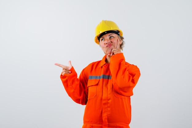 Feuerwehrfrau in ihrer Uniform mit Schutzhelm