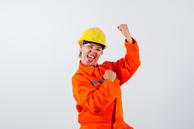 Feuerwehrfrau in ihrer Uniform mit Schutzhelm