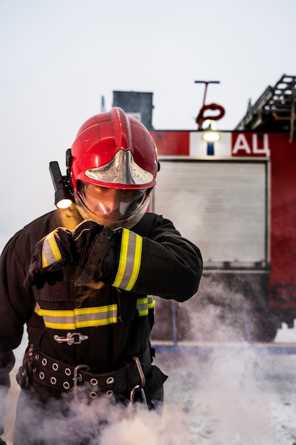 Kostenloses Foto feuerwehrmann bereit für seinen einsatz