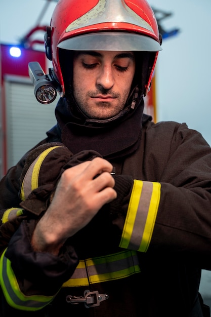 Kostenloses Foto feuerwehrmann bereit für seinen einsatz