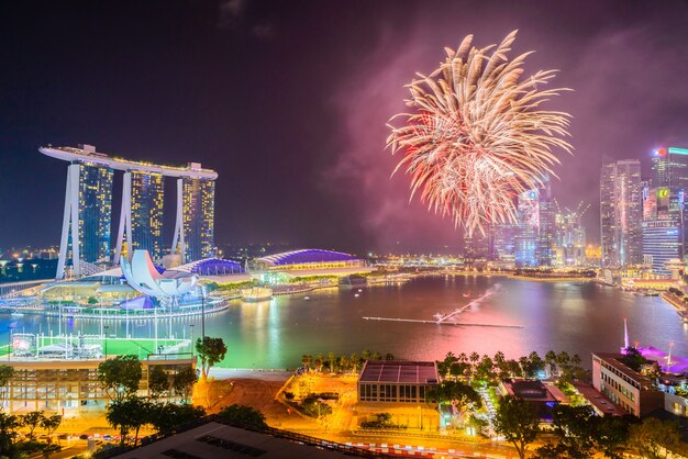 Feuerwerk in der singapurischen Stadt