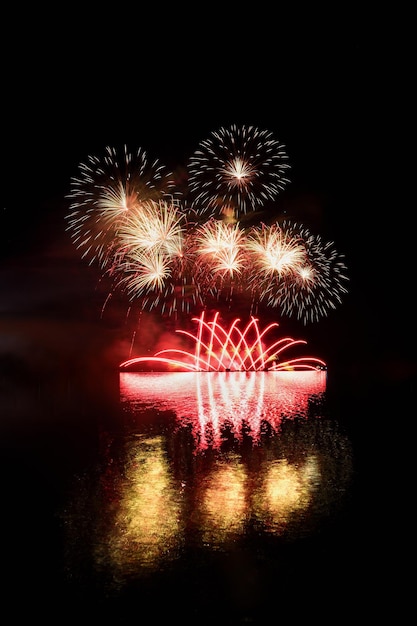 Feuerwerk Wunderschönes buntes Feuerwerk auf der Wasseroberfläche mit einem sauberen schwarzen Hintergrund Fun Festival und Wettbewerb der Feuerwehr Brno Dam Tschechische Republik
