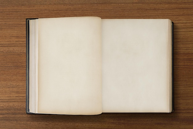 Öffnen Sie altes Buch, antike cremefarbene Seiten mit Designraum