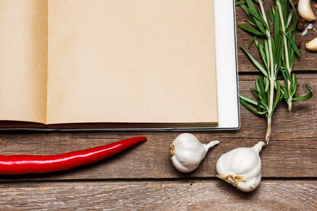 Öffnen Sie das leere Rezeptbuch auf braunem Holz