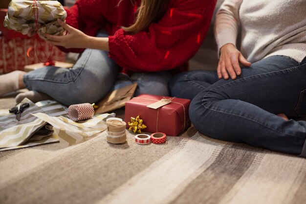 Öffnungsgeschenke der Nahaufnahmemutter und -tochter