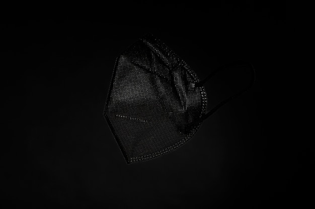 FFP2-Maske mit dunklem Hintergrund