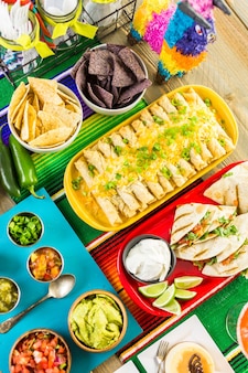 Fiesta-party-buffettisch mit traditioneller mexikanischer küche.