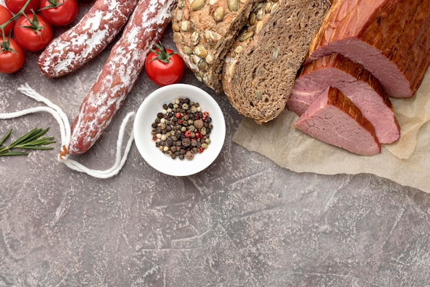 Filetfleisch und Salami mit Tomaten