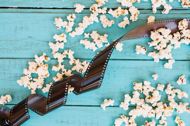 Film und Popcorn auf blauem