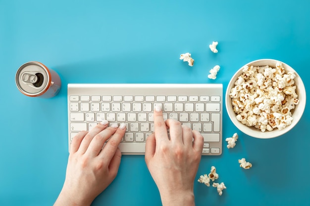 Filme mit Popcorn auf blauem Hintergrund flach liegen