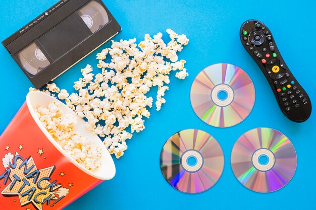 Filmkonzept mit Popcorn und CDs