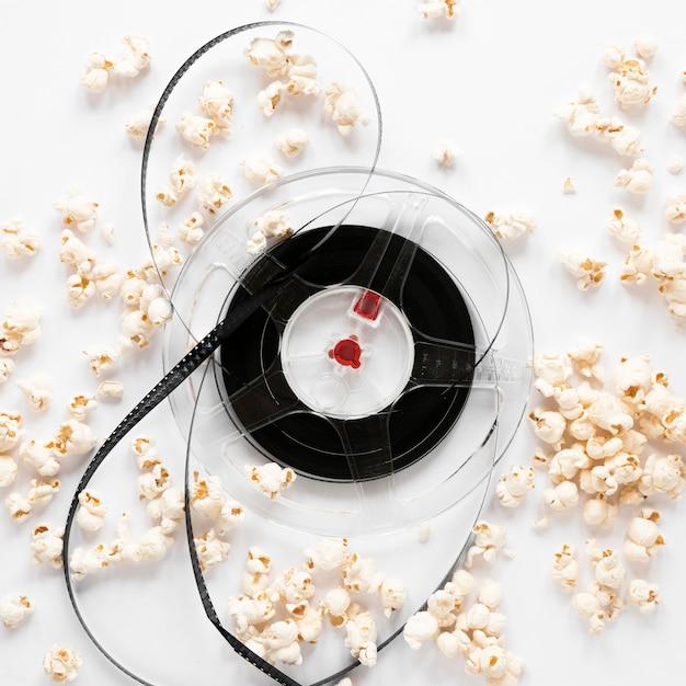 Kostenloses Foto filmrolle und popcorn auf weißem hintergrund