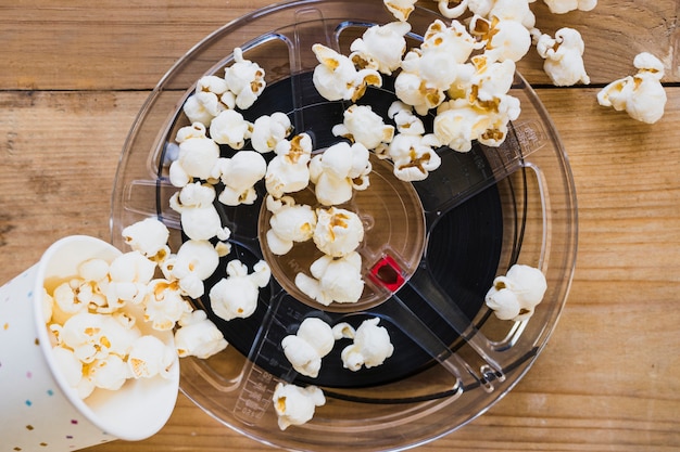 Filmstreifen und Popcorn in der Tasse