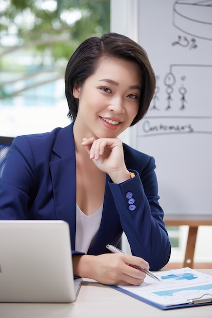 Kostenloses Foto finanzanalyst, der im büro arbeitet