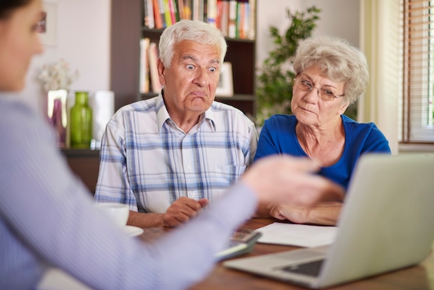 Finanzberater, der einem älteren Ehepaar einen Rat gibt