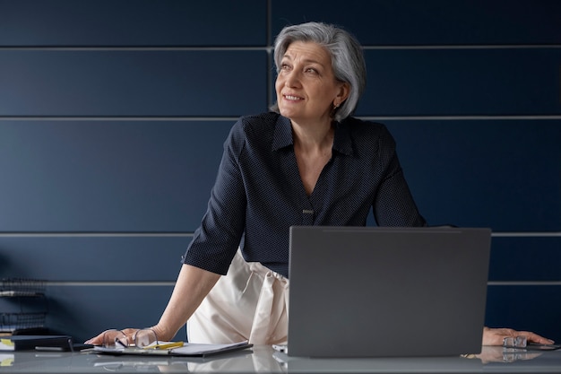 Finanziell unabhängige Frau in ihrem Büro