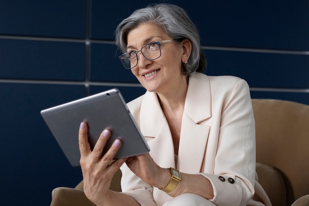 Finanziell unabhängige Frau in ihrem Büro