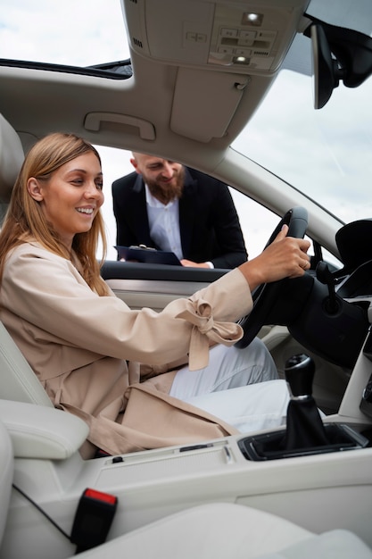 Finanzielle unabhängige Frau, die neues Auto kauft