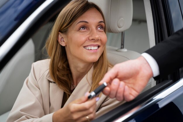 Finanzielle unabhängige Frau, die neues Auto kauft