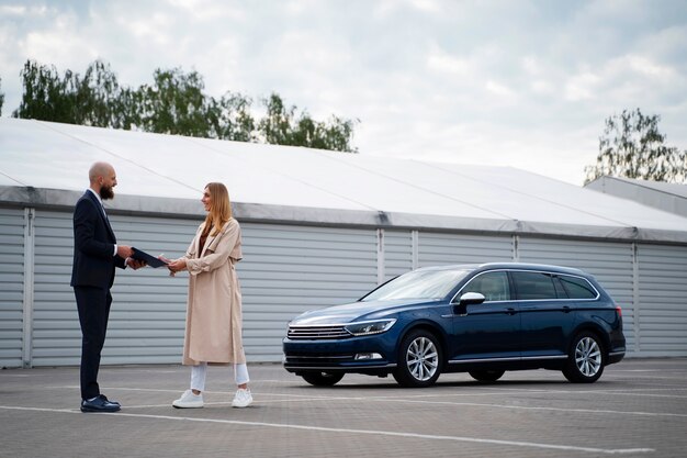 Finanzielle unabhängige Frau, die neues Auto kauft