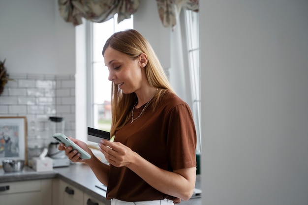 Finanzielle unabhängige Frau, die neues Haus kauft