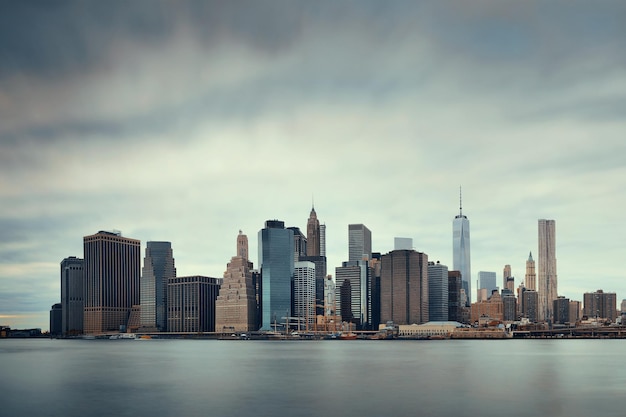 Finanzviertel von Manhattan mit Wolkenkratzern über dem East River.