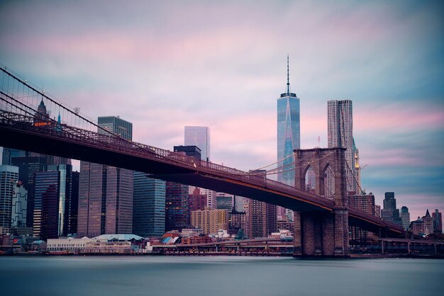 Finanzviertel von Manhattan mit Wolkenkratzern und Brooklyn Bridge.