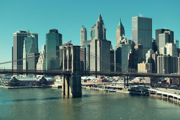 Finanzviertel von Manhattan mit Wolkenkratzern und Brooklyn Bridge.