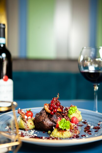 Fine Dining Gegrilltes Steak mit Gemüse im Restaurant, Professionelle Gastronomie
