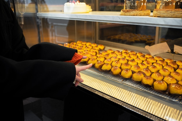 Finger des hohen Winkels, die auf Nachtisch zeigen