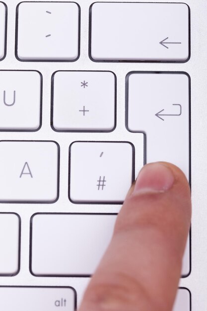 Finger drücken auf die Eingabetaste auf der Tastatur. Online-Surfen