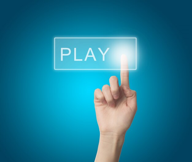 Finger neben dem virtuellen Play-Taste