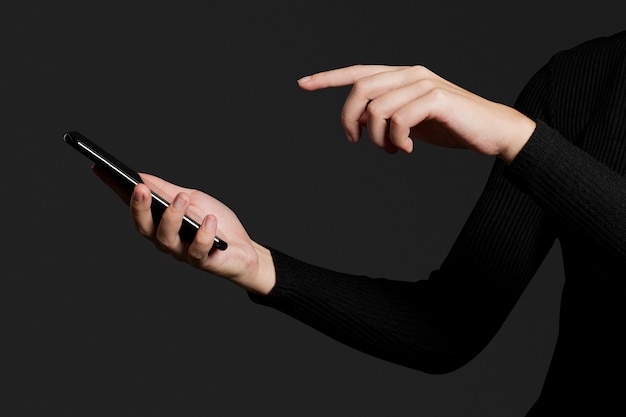 Fingerdruck auf einem Smartphone-Bildschirm